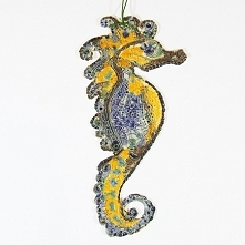 Konik morski Rafowy to ceramiczny obrazek, zawieszka. Wykonany z gładkiej, jasnej gliny z interesującymi wzorkami. Jest bardzo dekoracyjny i duży, z przewagą koloru niebieskiego...