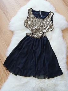 SPRZEDAM. Złota rozkloszowana cekinowa sukienka z wycięciami po bokach, rozmiar M. Nick na vinted i na szafie: kamila249 :)