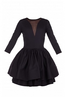 Nie chodzę zbyt często w sukienkach ale w tej mogłabym chodzić codziennie ♥ Piękna, czarna, skromna ale jednak z pazurem z cudownym dekoltem :) Czułabym się w niej bardzo kobiec...