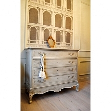 Duża komoda w stylu Ludwika XV, przywieziona z francuskich brocantów.
Idealna do salonu/jadalni czy sypialni. Komoda z 5 szufladami. Pieczołowicie odrestaurowana.

W kolorze sza...