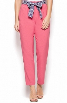 Katrus K430 spodnie różowe Klasyczne spodnie, nogawki zwężane ku dołowi, po bokach kieszenie