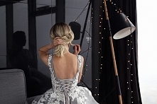 sukienka wiązana na plecach...