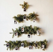 Goście na pewno będą zachwyceni taką świąteczną ozdobą na ścianie.