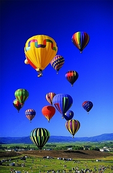 Uwielbiam latać, jednak poza samolotem pasażerskim nie miałam okazji skorzystać z innej formy lotu. Bardzo bym chciała móc kiedyś polecieć balonem lub czymkolwiek innym co pozwo...