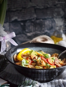 Pikantna sałatka makaronowa z krewetkami / Spicy shrimp pasta salad