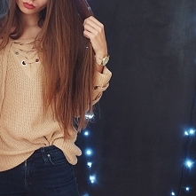 Sweterek z wiązaniem przy dekolcie.