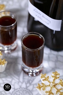 Domowy likier kawowy bez mleka lub śmietanki. Czarny likier kawowy. Domowa Kahlua. Likier można pić samodzielnie lub używać jako składnik wielu drinków. Domowy likier kawowy moż...