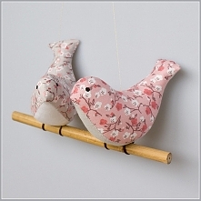 Dwie pękate pliszki na patyku