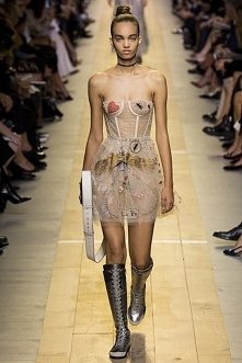 SPRING 2017 READY-TO-WEAR
Christian Dior