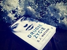 Na plus na pewno zasługuje dobrze nakreślony romans (chwilami przypominający powieści erotyczne), który trochę namącił mi w głowie tym upodobaniem Watsona do żeńskich głównych b...