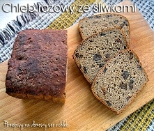 Chleb z mąki żytniej razowej z niewielkim dodatkiem jasnej mąki pszennej.