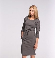 - Bawełniana dopasowana sukienka

- Kieszenie

- Rękaw 3/4

- Wiązanie

- Wykonana z wysokiej jakości materiału dresowego

- Zdobiona złotą firmową blaszką

- Skład: 95% wiskoza...