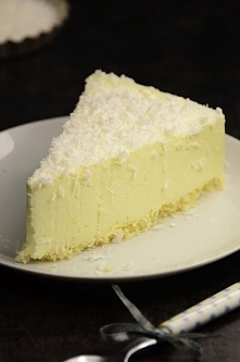 Śnieżny puch czyli sernik bez pieczenia dla leniwych Składniki na tortownicę o średnicy 24 cm. Spód: - 2 łyżki masła - 1 szklanka wiórków kokosowych Masa sernikowa: - 60 do 70 d...