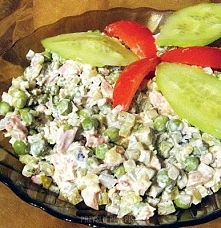 Wędzony kurczak z ogórkami i groszkiem