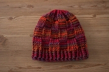 Czapka wykonana z grubej wełny melanżowej.