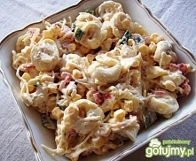 SAŁATKA Z PIEROŻKAMI TORTELLINI :) :) :) SKŁADNIKI: 1 słoik selera 1 słoik marynowanej papryki 10 dag sera żółtego 1 opakowanie pierożków tortilla o smaku grzybowym Śmietana 2 z...