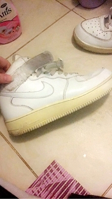 Dziewczyny pomocy! Czy wie któraś czym mogę doczyścić to żółte z podeszwy, bo próbowałam już chyba wszystkiego i nic, a nie ukrywam lubię te buty i mi strasznie ich szkoda, a w ...
