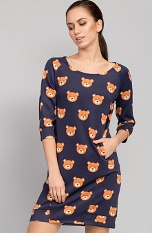 Cover ММ1065 sukienka niebieska Rewelacyjna sukienka, o trapezowym kroju, wykonana z wzorzystej dzianiny o wysokiej rozciągliwości