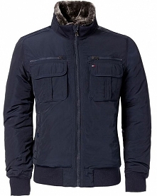 Producent : TOMMY HILFIGER

Nazwa : ken bomber

Kolor : 492 delhi navy (granat)

OSTATNIE SZTUKI !!!

BESTSELLER TOGER SHOP

Szczegóły produktu:

-Fason klasyczny ,

-Kurtka kró...