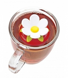 Urocza zaparzaczka do herbaty w kolorze czerwonym, wyposażona w praktyczny ociekacz.