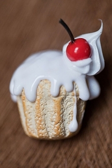 broszka z modeliny babeczka