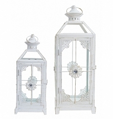 Komplet 2 metalowych latarni w kolorze kremowym, ażurowe z uchwytami, przecierane z ozdobnymi kamieniami. Latarnie o wysokości 34 i  46 cm. Idealne do dekoracji i wystroju wnętr...