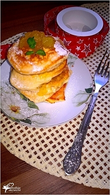 Puszyste racuszki przełożone dżemem