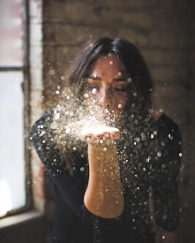 Bóg mówi do każdej z Jego ukochanych córek: chodź, chcę być tym, który ukaże ci całe twoje piękno i dobro drzemiące w tobie. | Jackie Francois 
<3 :)