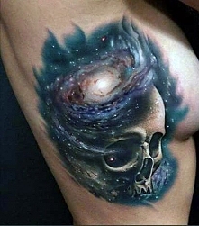 tatuaże damskie czaszka i kosmos