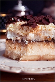 Sernik kawowy z bezą i kremem
