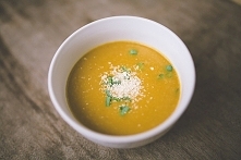 krem z czerwonej soczewicy
Składniki:
– cebula
– 2 marchewki
– 3 ziemniaki
– około 250-300g czerwonej soczewicy
– przyprawy: kurkuma, czerwona papryka, pieprz, sól
– łyżka oliwy...