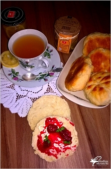 Domowe bułeczki i rozgrzewająca herbata z cytrynką i imbirem