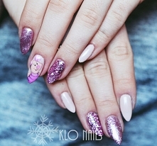 Moje dzisiejsze ręcznie malowane pazurki <3 Prosiaczek na palcu środkowym + różnj wielkości drobinki pieknego różowego brokatu dające efekt tłuczonego szkła :) Zapraszam ---&...