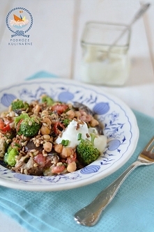 Sałatka na ciepło z bakłażanów, brokułów, ciecierzycy i bulguru