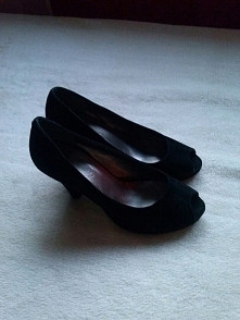 Nie wysokie obcasy , zamszowe z odkrytym palcem nie posiadaja sladow uzytkowania rozmiar typowo 36 polecam