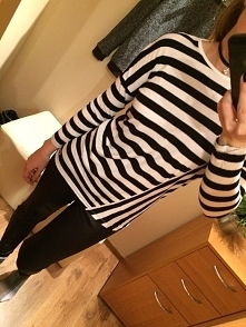 Bluzeczk wspaniala noszona kila razy jedna wade widac na zdjeciu zaszyta dziurka w okolicach biustu lecz przy noszeniu jej nie widac 
Wyniary 64 cm /41 cm