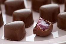 Czekoladki z nadzieniem malinowym

SKŁADNIKI

100 g czekolady mlecznej
NADZIENIE

85 g malin świeżych lub mrożonych
100 g białej czekolady
25 ml śmietany 36%
1 łyżeczka cukru
DO...