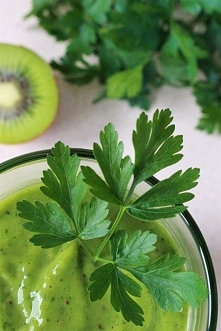 Koktajl z natki pietruszki,...