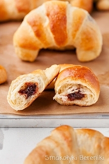 Drożdżowe rogaliki z nadzie...