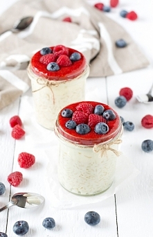 Pudding ryżowy z mascarpone i sosem owocowym
