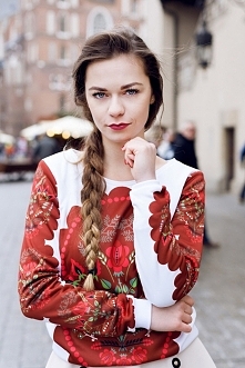 Bluza z motywem góralskim. Hit tego sezonu! Piękny wzór i idealny materiał, który się nie kulkuje! To prawdziwie słodka bluza. Sprawdź sama.