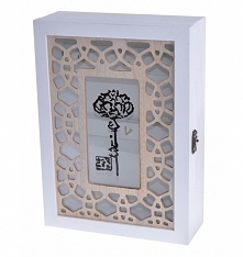 Drewniana szafka biała na klucze do powieszenia na ścianie a ażurowym drewnianym wzorem i szybką. Drzwiczki skrzynki z nadrukiem czarnego klucza. Piękna dekoracja na korytarz i ...