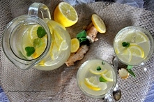 lemoniada imbirowa na gorąco, z miodem i cytryną