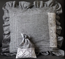 szara poduszka dekoracyjna z falbanami