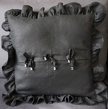 czarna poduszka dekoracyjna z falbanami