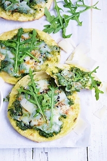 pizza na podpłomyku z pesto z rukoli <3