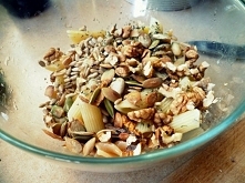 Sałatka na wynos- makaron, ziarna i feta