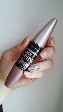 Maybelline-Lash Sensational intense black <3 dla mnie bomba ! głęboka czerń ładnie prezentuje się na rzęskach. Przede wszystkim dobrze rozdziela i wydłuża. Nie pozostawia u m...