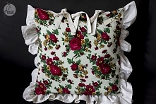 artystyczna poduszka dekoracyjna z kwiatowym motywem w podhalańskim stylu