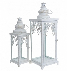 Komplet 2 latarni metalowych w kolorze kremowo-złotym /przecierany metal/. Latarnie posiadają uchylne drzwiczki i uchwyty. Wyszukane dodatki do dekoracji w domu. Pasują do wnętr...